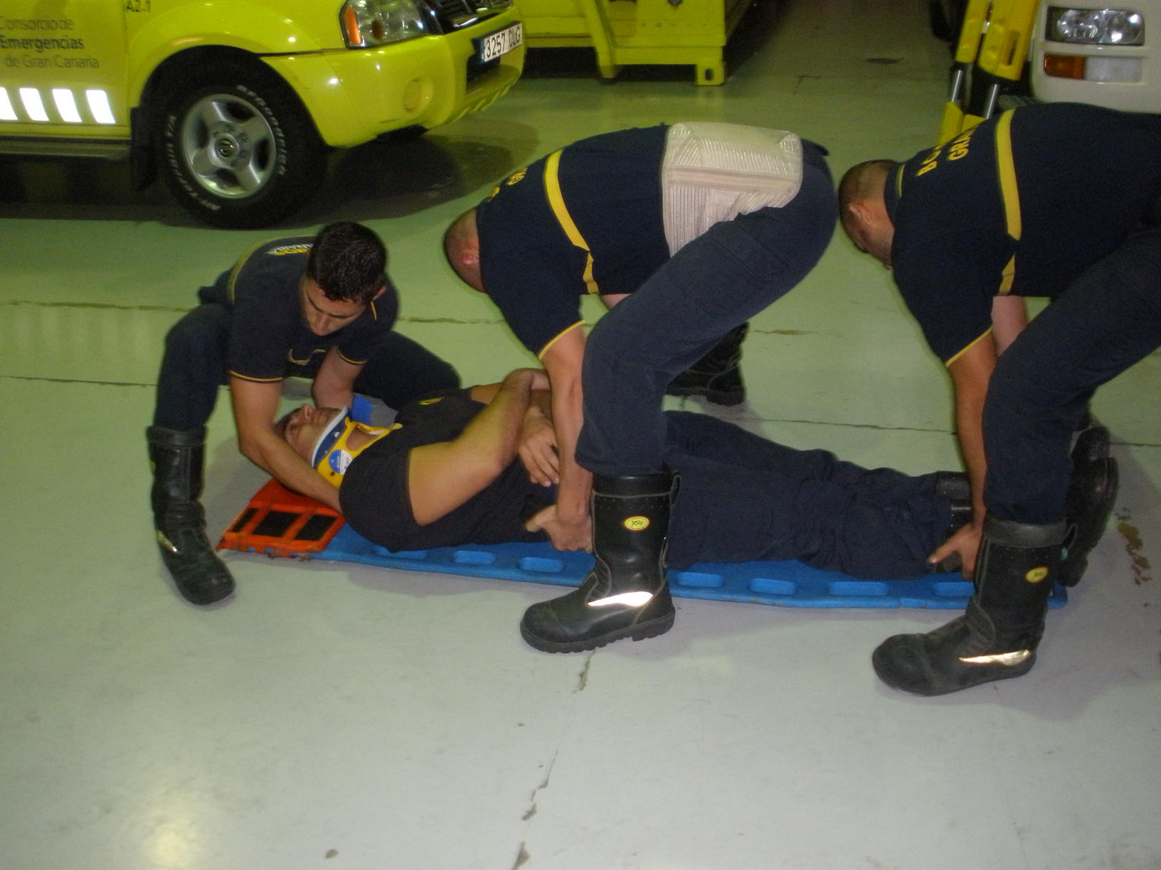 Maniobras con Camillas Punto 4 de la práctica: Volteo del paciente: mínimo 3 bomberos - El tablero se coloca paralelo al paciente.