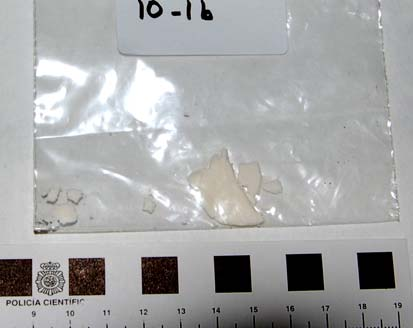 M-10-1-B Sustancia blanquecina contenida en una bolsa etiquetada MUESTRA B, con un peso bruto de 2,8 gramos, dentro de un sobre con la inscripción MUESTRAS 04-Q1-223, situado en otro sobre con la