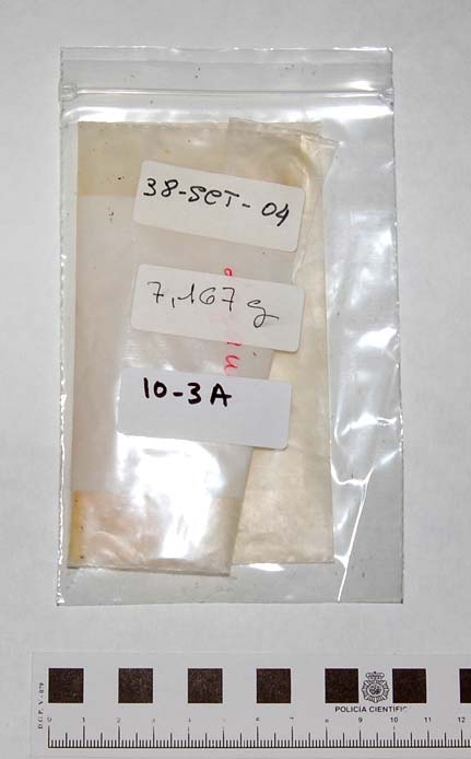 M-10-3-A Polvo de color amarillo contenido en una bolsa con la inscripción Leganés, colocada dentro de otra etiquetada 38-SCT-04 / 7,167 g, y dentro de un sobre con la inscripción PESO BRUTO: