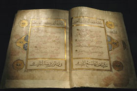 El Sagrado Corán, la escritura sagrada de los musulmanes, fue revelada en lengua árabe al Profeta Muhámmad, la paz y las bendiciones de Dios sean con él, a través del ángel Gabriel.