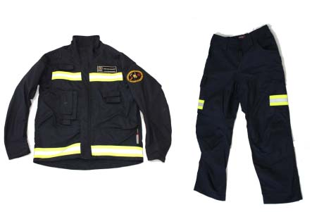 EPI en la uniformidad habitual del bombero Traje de faena (chaquetilla/guerrera ignifuga y pantalón) Son EPI de categoría II que forman parte de la uniformidad del bombero.
