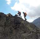 Crestas Escalar de forma autónoma en terreno de montaña de carácter alpino en temporada es val. Está dirigido a personas que están acostumbrados a realizar montañismo o escalada.