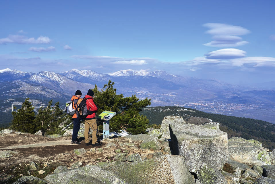 Vistas de la Sierra desde la cima de Cabeza Líjar. sonas. Muchas, además, están señalizadas y cuentan con paneles informativos y otro tipo de indicadores.