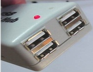 Puerto Universal USB El puerto universal USB permite conectar a través de un concentrado (Hub), hasta 127 dispositivos digitales a la PC.