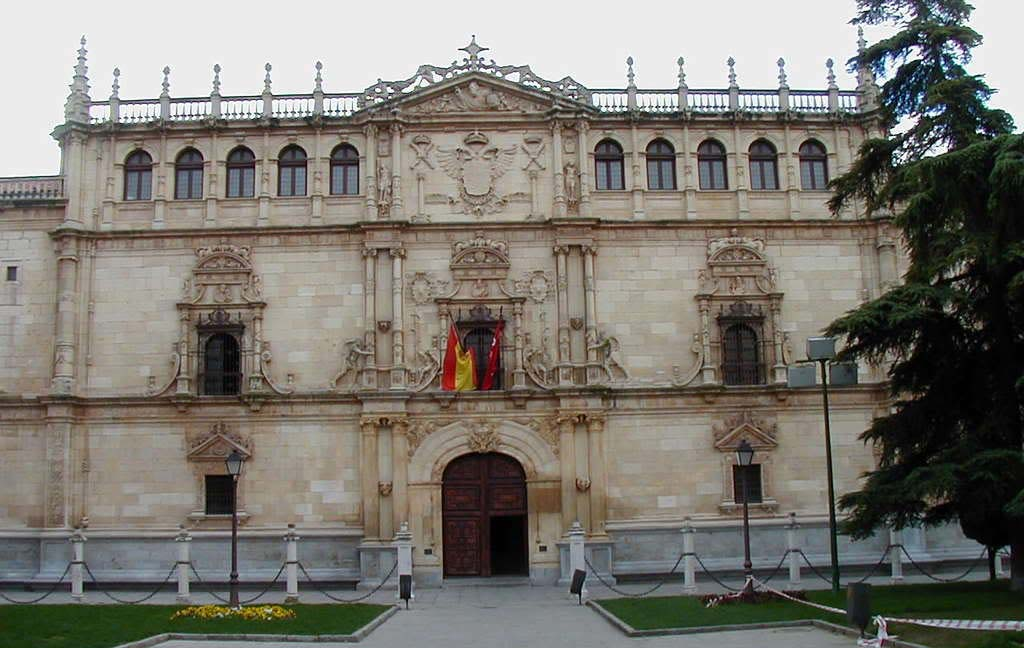 Fuera de Salamanca destaca la "Universidad de Alcalá" (1543), cuya fachada se cubre con elementos platerescos pero cede mucho espacio al muro