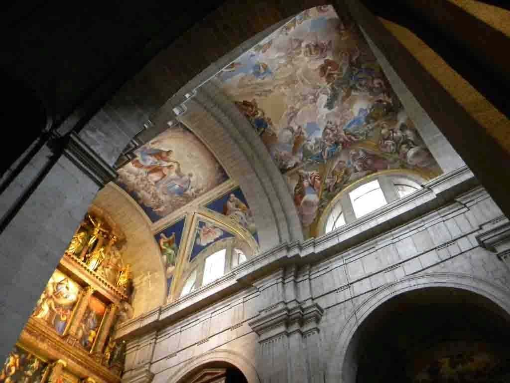 El presbiterio está elevado con la doble finalidad de ser más visible y albergar bajo su altar mayor el Panteón de los Reyes.