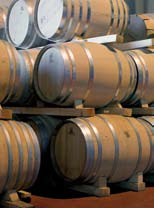 Noviembre/November. 23:50 h. La crianza. Ageing. Por fin el vino ya fermentado reposará en las barricas de roble francés y americano, que harán que incremente su calidad año tras año.