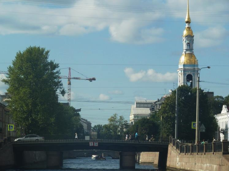 arquitectónicos que esta bella ciudad ofrece al visitante; la arteria principal es la conocida Avenida Nevsky, en cuyo entorno se sitúan algunos de los monumentos más importantes, como la Catedral de