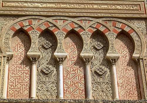 La Arquitectura islámica es un término amplio que agrupa los estilos artísticos propios de la cultura islámica desde los tiempos de Mahoma hasta nuestros días, influenciando en el diseño y