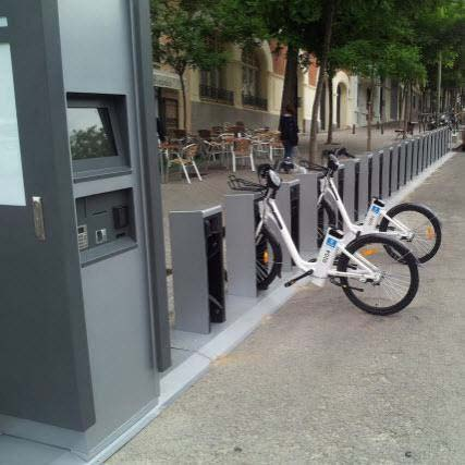 3. Promoción de la movilidad ciclista Participación modal muy baja de la bicicleta. Red ciclista que cubre a menos del 40% de la población de Madrid, y todavía inconexa.
