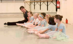 Esta necesidad de nuestros alumnos plantea la posibilidad de utilizar la danza, en paralelo al sentido artístico tradicional, como una forma de trasmitir unas capacidades y valores que ayudarán a