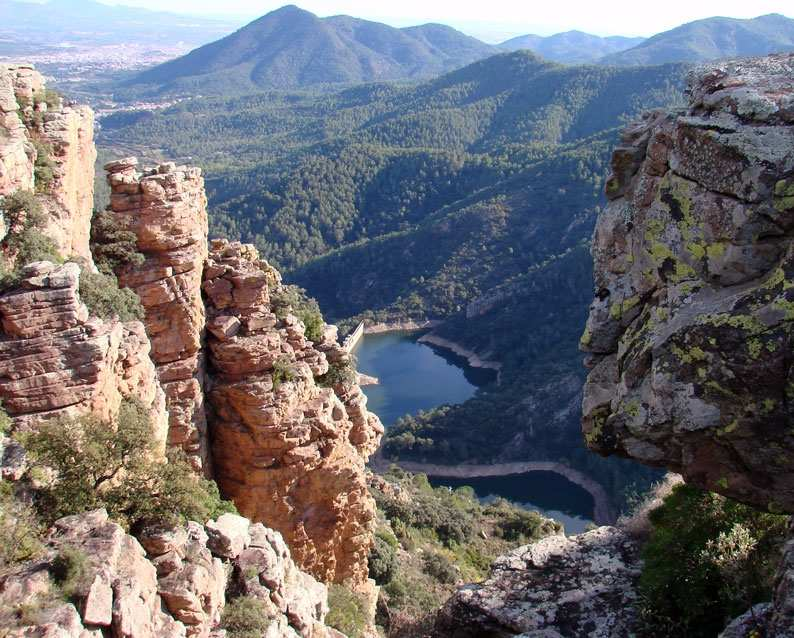 EL PARQUE NATURAL El Parque Natural de la Sierra de Espadán, con sus 32.000 hectáreas, es el segundo espacio más extenso de la Comunidad Valenciana.