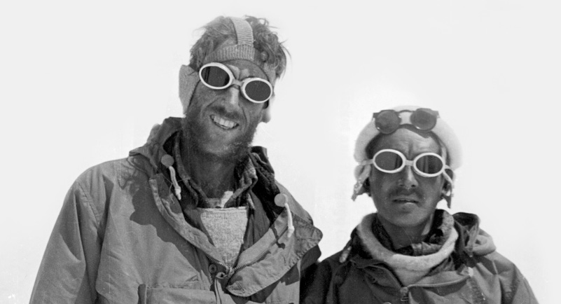 El espíritu del Explorer conquistando el everest El 29 de mayo de 1953, dos hombres movidos por una excepcional determinación alcanzan por primera vez la cumbre del monte Everest, a 8.