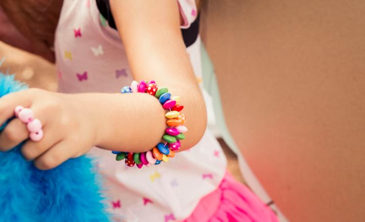 Un producto para completar nuestra gama de productos relacionados con joyas y manualidades para niñas. Las niñas se divertirán combinando las cuentas por formas o colores para crear sus propias joyas.