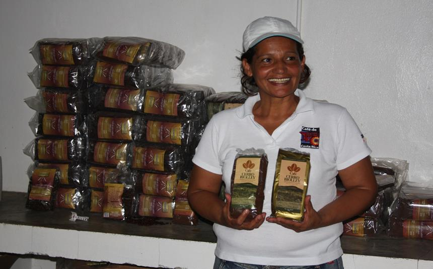 Emprendimiento el Descanso, Mujer indígena enseñando el proceso de la molienda del cacao.