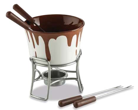 NUEVO HOGAR HO-212 SET DE FONDUE LYRIC Set de fondue para chocolate en cerámica con base metálica. Incluye vela. Colores: Blanco - Azul / Blanco. Medidas sin base: 9.5 cm X 7.5 cm. Medidas con base: 9.
