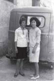 En primera persona. La máquina del tiempo. Recuerdos en blanco y negro Muchachas posando ante la furgoneta de Avelino. Años 60.