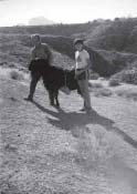 En primera persona. La máquina del tiempo. Recuerdos en blanco y negro Abuelo y nieto con la cabra. Años 70. Inspeccionando la vía.