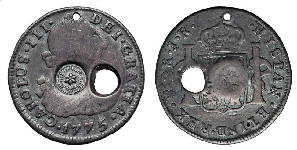 10 Se puede apreciar en la foto de la derecha, en la parte inferior de la orla, un punto entre ET e IND ;moneda huésped de