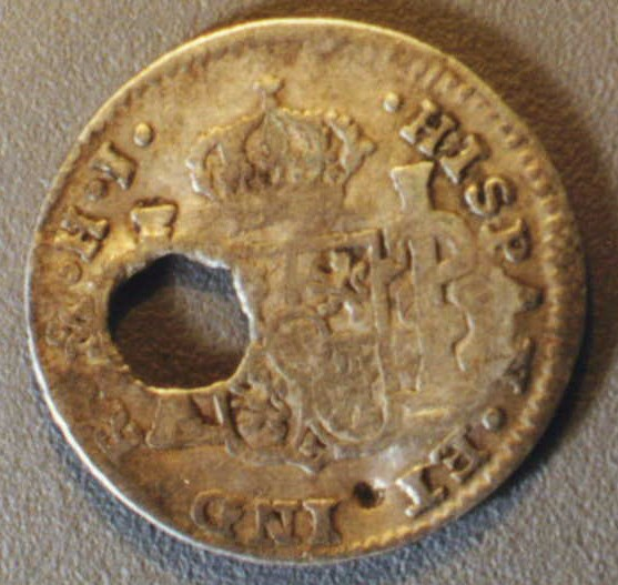 9 Se puede apreciar en la foto de la derecha, en la parte inferior de la orla, un punto entre ET e IND ;moneda huésped de plata, KM-43, Guatemala, 1789.
