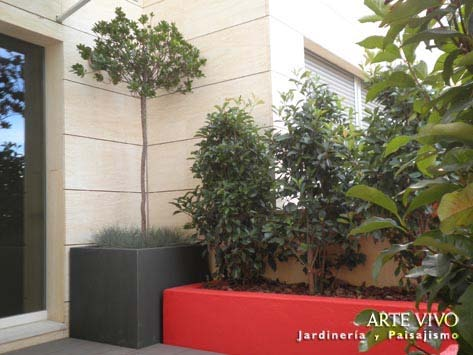 JARDINERAS Jardineras cuadradas de chapa de Acero sobre cuadrícula con plantaciones definida con bordes de ecotraviesa marrón en jardín de La Florida, Madrid.