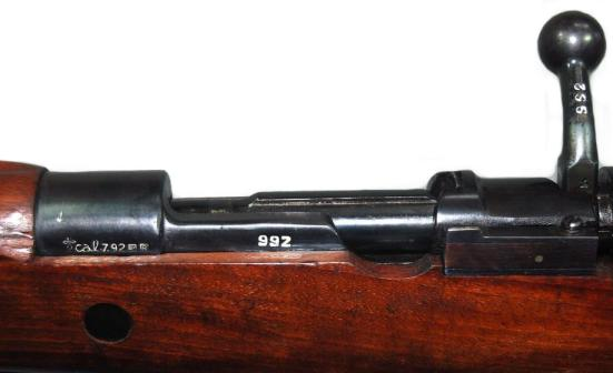 24 Detalle del mosquetón M.1943 con adaptador para engarzar las bayonetas M.1893, M.1913 y M. 1941. Un número indeterminado de mosquetones M.