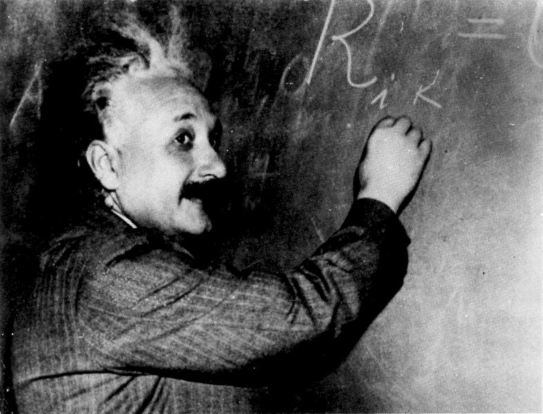 Einstein 1917 Consideraciones Cosmológicas de la Relatividad General, rol de la gravedad a la escala cósmica Einstein asume que a grandes escalas el universo es isotrópico y homogéneo (Principio