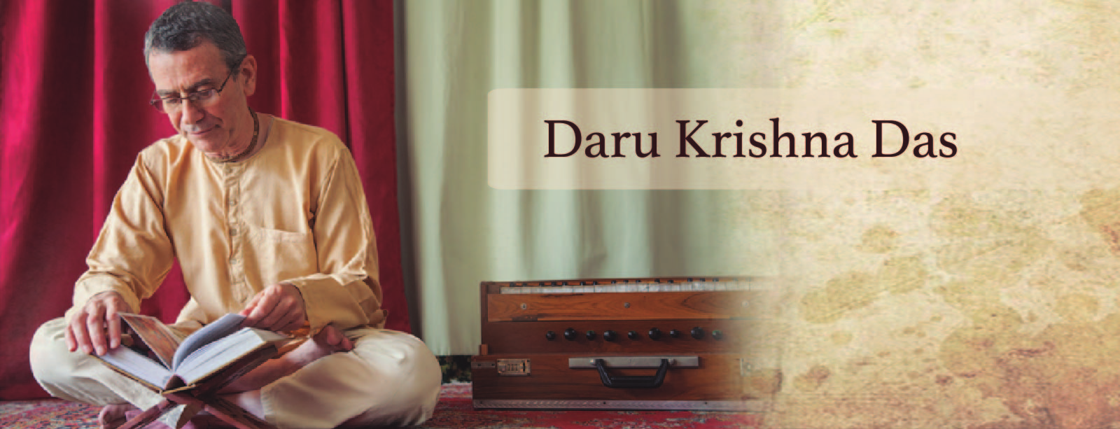 Profesor Daru Krishna Das - Ha estudiado y practicado Bhakti Yoga y diversas ciencias védicas desde 1976, y al mismo tiempo ha entrenado a decenas de estudiantes en estas disciplinas.