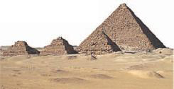 REPARACIONES ANTIGUAS Un ataúd de madera quebrado fue encontrado en la pirámide de Menkaura. Pero el estilo y la escritura muestran que fue hecha casi 2.000 años después de la muerte del rey.