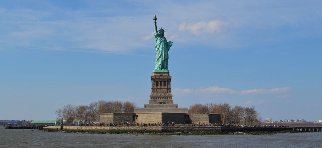 Inaugurada en 1886, la Estatua de la Libertad, o Liberty Enlightening the World es el monumento más famoso de New York y de los Estados Unidos, y también es considerada patrimonio de la humanidad por