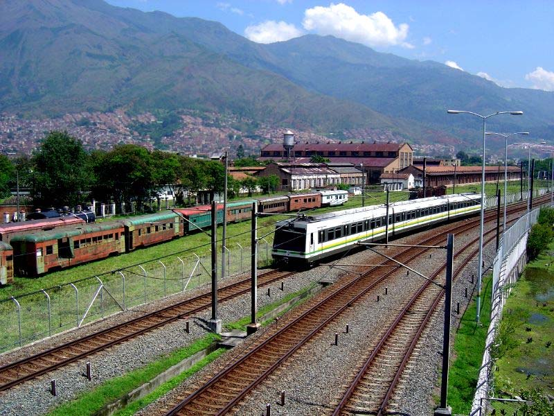 Metro de Medellín Cañon, L. (2007, Octubre, 04). Metro de Medellin y Antiguos trenes en el municipio de Bello, Colombia. [Fotografía]. (s.l.). Recuperado de: http://upload.wikimedia.