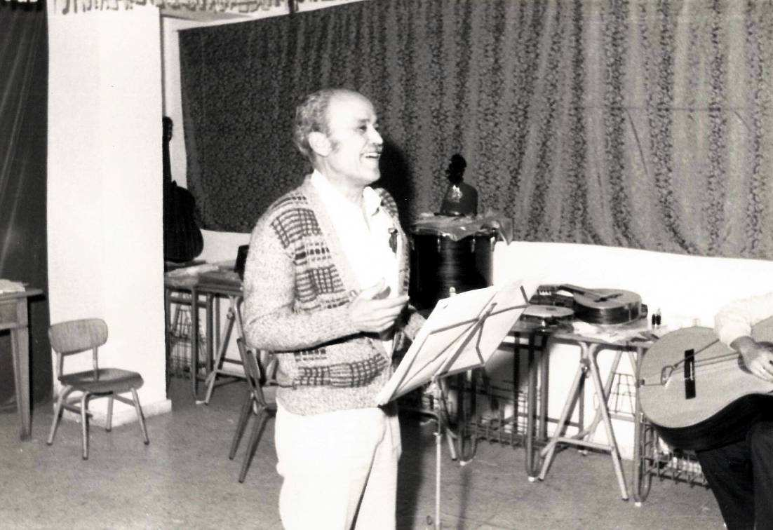 En 1970 fue contratado por la Asociación de Vecinos de Igueste de Candelaria para que formase y dirigiese una rondalla lírica infantil.