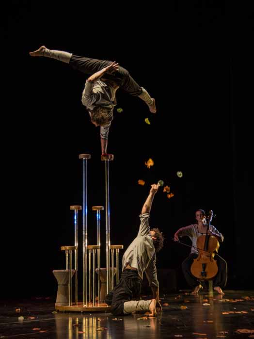SINOPSIS: HEIAN es un espectáculo multidisciplinar donde música en vivo, danza acrobática y circo se fusionan para ofrecer al espectador una propuesta cargada de fuerza y sensibilidad.