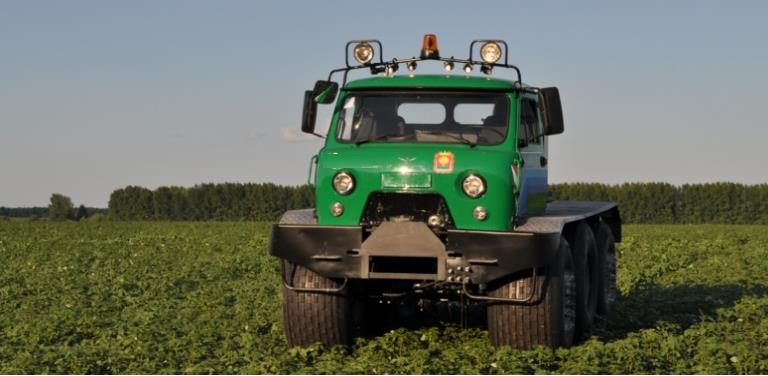 VEHÍCULO UAZ AGRO El vehículo UAZ AGRO tiene chasis de tres ejes con llantas de muy baja presión y se utiliza para fertilizar y fumigar pasto y cultivos agrícolas sin hacer daño a los mismos.