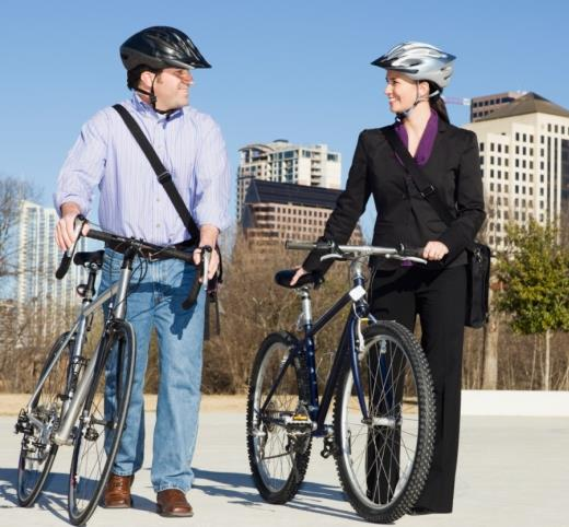 Andar en Bicicleta con Seguridad Si hay carriles de bicicleta designados, úselos. Esa es la manera mas segura de andar en bicicleta. Use Casco.