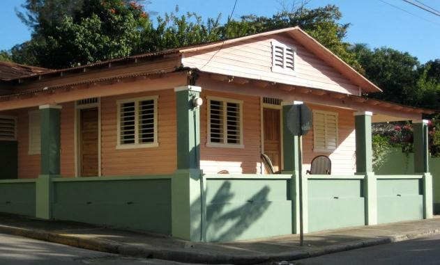 I INTRODUCCIÓN El techo de zinc de la vivienda vernácula y popular dominicana Cubiertas simples metálicas son una característica distintivas del estilo angloantillano típico de las zonas del Caribe.