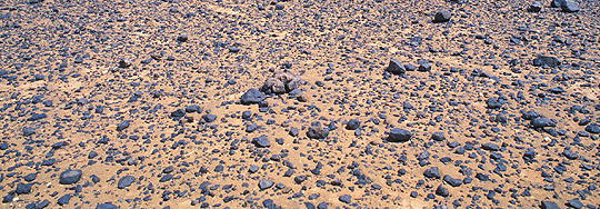 Desierto pedregoso (REG) Fragmentos de roca que caen del desierto rocoso, la