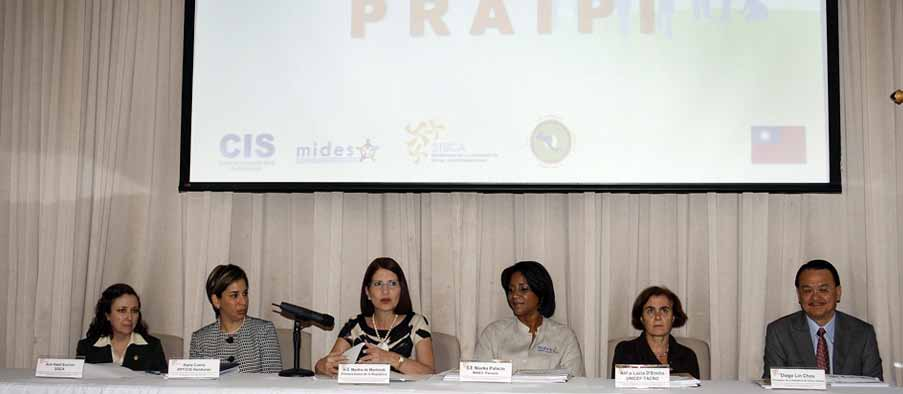 6 Boletín Abril 2012 Se identifican acciones iniciales para la implementación de plan centroamericano en beneficio de la primera infancia Con la presencia de la Sra.