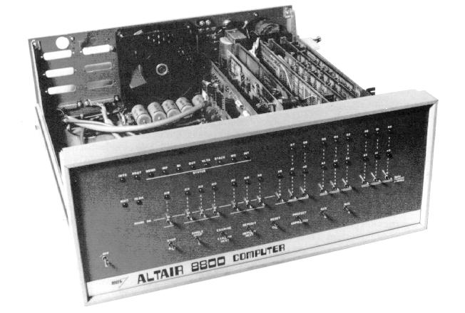 1975-1978 1975 - ENERO. Introducción de la primera microcomputadora, la MITS ALTAIR 8800, basada en el microprocesador INTEL 8080.