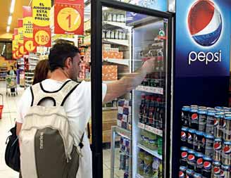 Bebidas refrescantes El mercado de bebidas refrescantes en España experimentó una reducción interanual del 3,2%, quedando en algo menos de 4.600 millones de litros y unos 4.500 millones de euros.