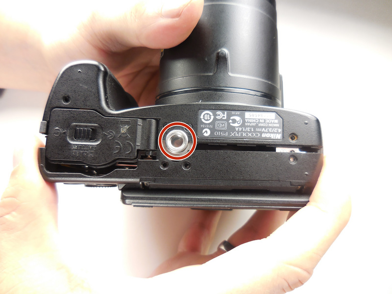 Paso 5 En el lado opuesto de la cámara, retire los dos tornillos de 3 mm PH00 de Philips.