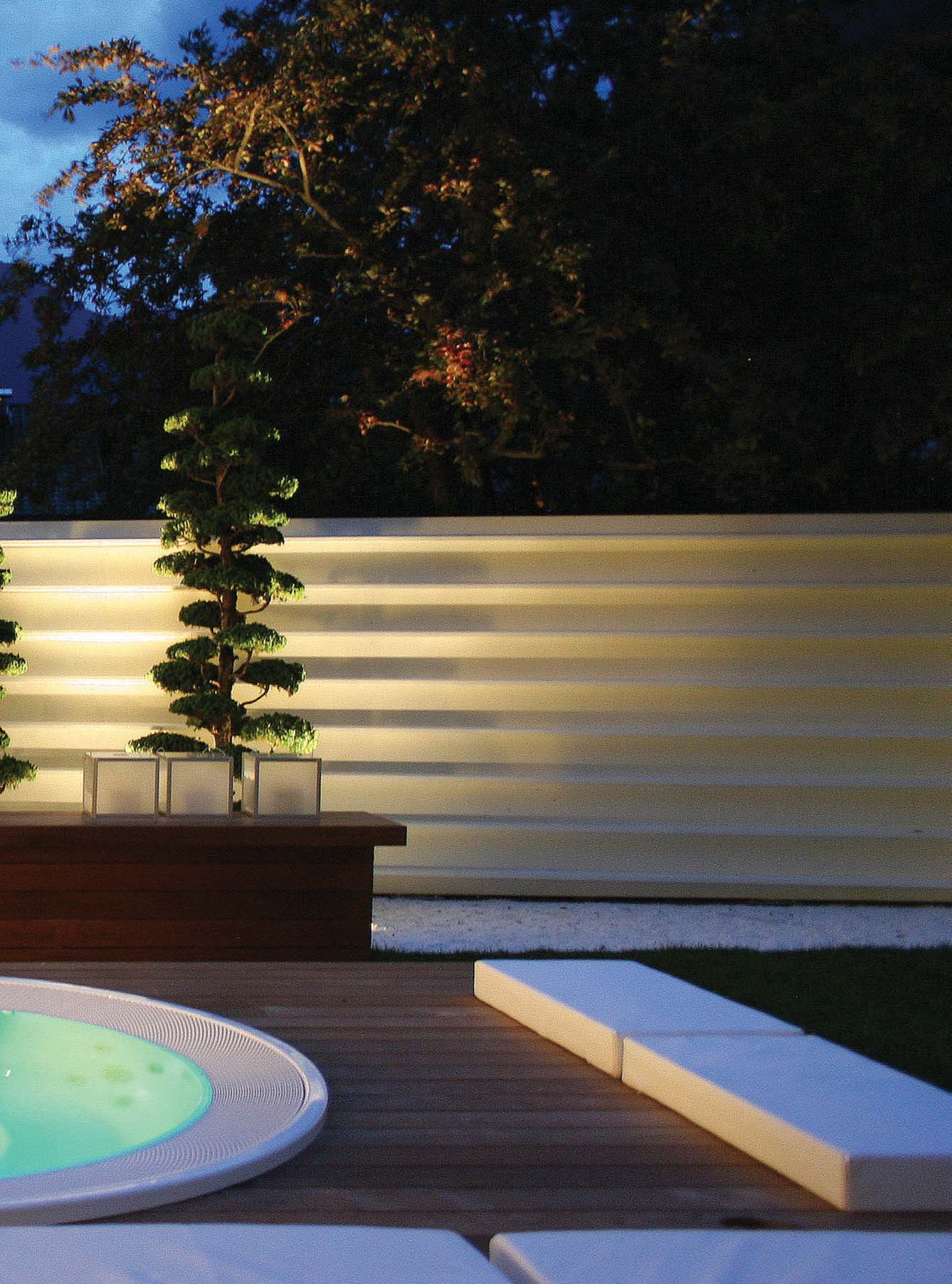 Un deck de madera hecho de tablones de 14 centímetros de ancho rodea la casa, funciona como una plataforma para el Jacuzzi