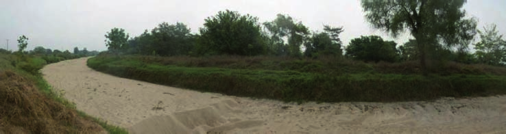 Figura 39. Playas de Puerto Madero, Tapachula, Chiapas. Erosión grave de playa ocasionada por escollera y espigones. Figura 40. Cauce rectificado del Río Madre Vieja, Chiapas.