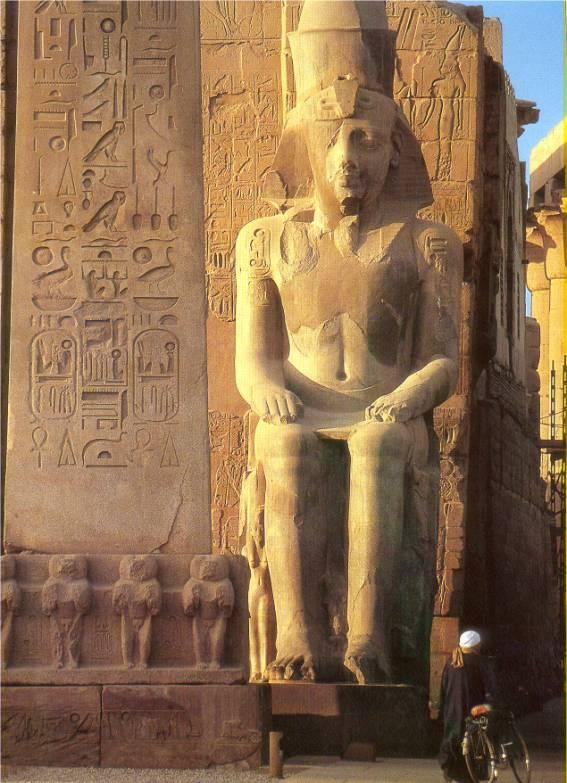 Coloso de Ramsés II a la