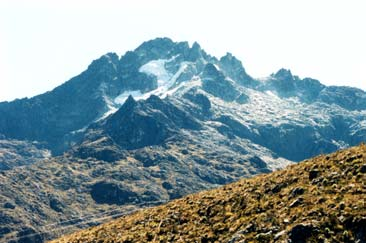 ZONAS GEOGRÁFICAS DEFICIENTES La región andina caracterizada por ser una zona montañosa sometida, a través del tiempo, a constantes precipitaciones y glaciaciones que han