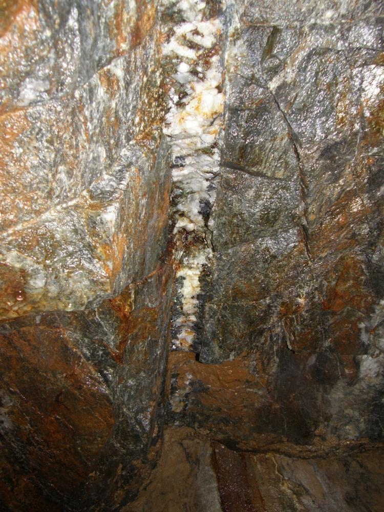 Skarn de Sn Estos yacimientos ocurren asociados a granitos típicamente alcalinos (tipo S ) en ambientes intrusivos intracontinentales (ej. Bolivia).