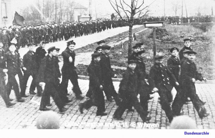 10.4.4 Marineros desarmados se manifiestan con banderas rojas en Kiel en 1918 A mediados de octubre de 1918 ante la orden a la flota de salir al fuego, la marinería de Kiel, cargó los cañones e izó