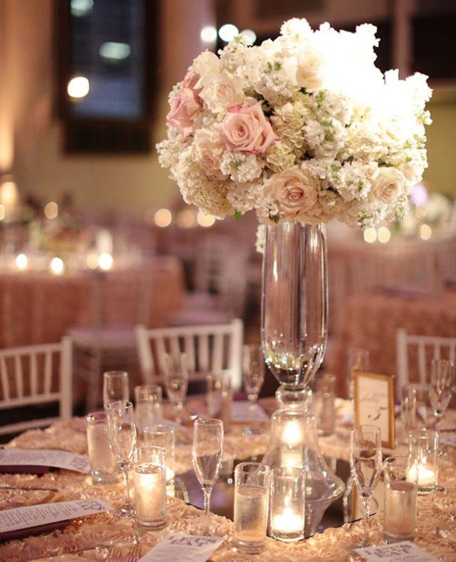 - Los arreglos florales y las velas: El centro de mesa debe ser de preferencia alargado. Para la noche, con flores de delicado perfume; y para el día con frutas y con flores.