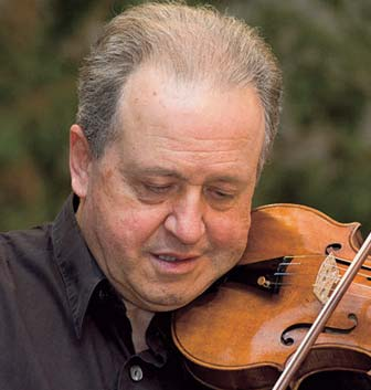 Nicolás Chumachenco > violín Hijo de rusos, Nicolás Chumachenco nació en Polonia y creció y se formó en Argentina.