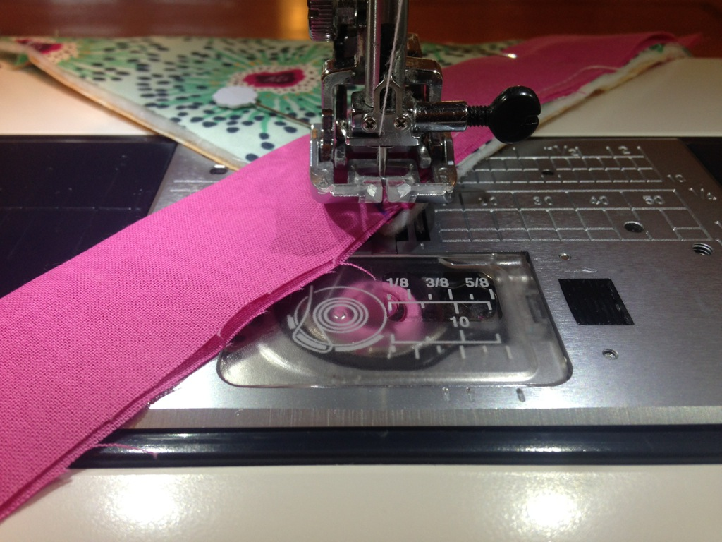 Binding Comenzamos a coser el binding, en linea recta, largo de puntada 3, hasta llegar al punto que dejamos marcado.